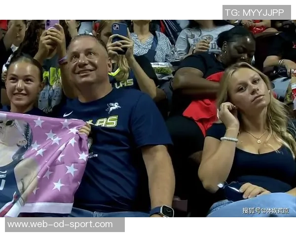 佩奇携女友与队友重返母校共同庆祝NCAA冠军戒指荣耀时刻